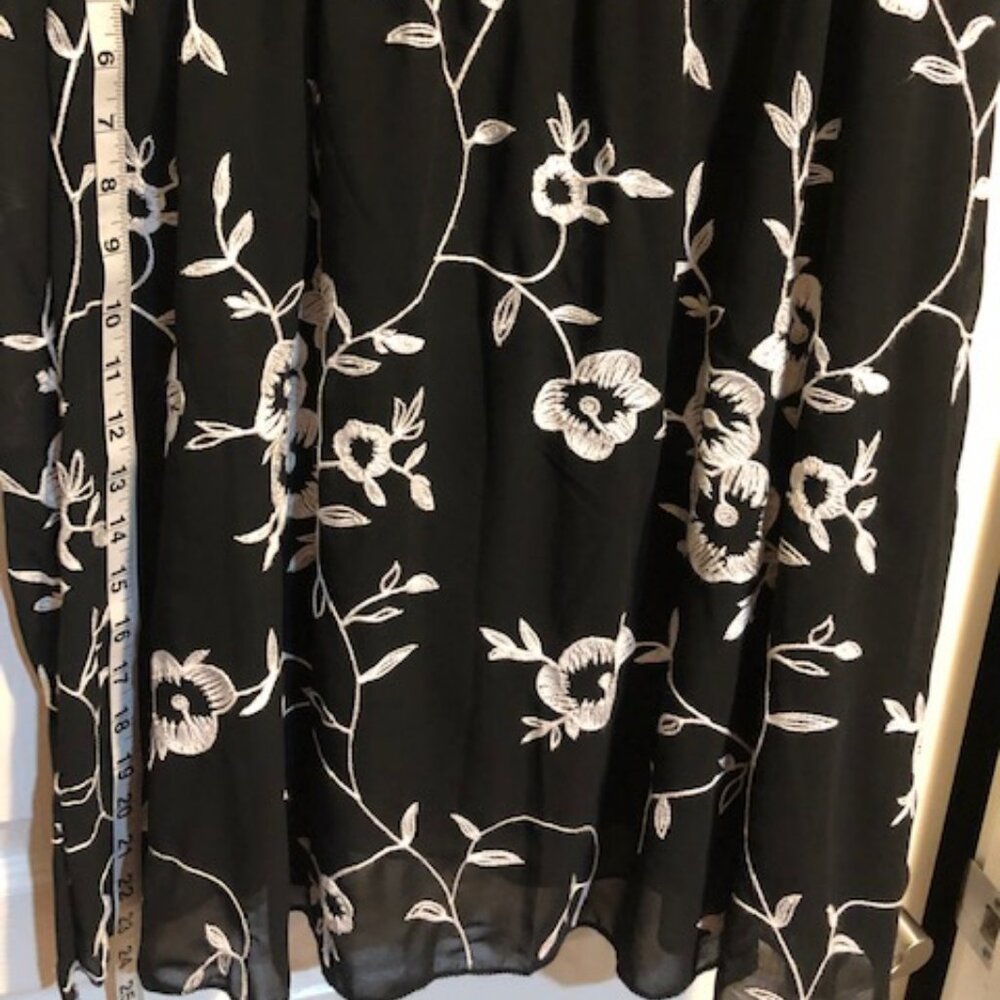 Black Flora Skirt 22 inches Long Size Wm Large